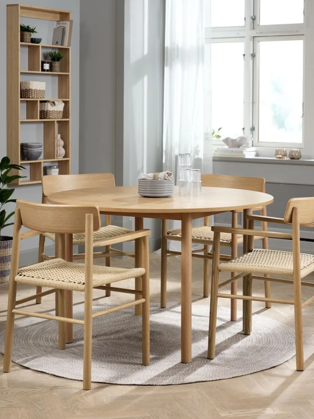 Mesas De Comedor|Conjuntos De Comedor>JYSK ALSTED + ISLEVMesa ALSTED Ø120 roble + 4 sillas ISLEV roble reposabrazos Roble natural