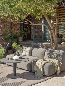 Conjuntos Mesa Y Sillas De Jardín|Muebles De Jardín>JYSK HELAGS + TANEConjunto jardín HELAGS negro + TANE 3 plazas arena oscuro