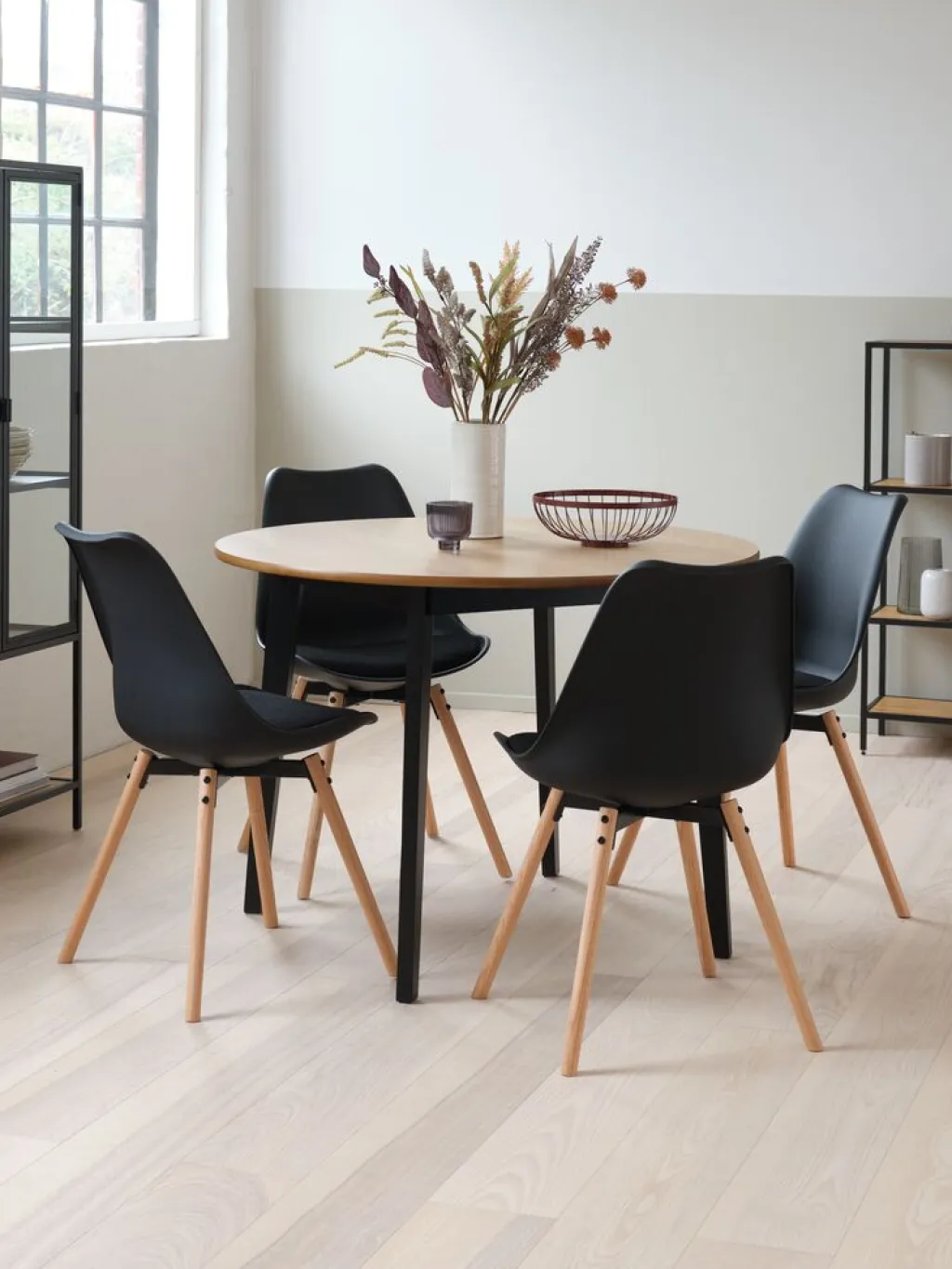 Mesas De Comedor|Conjuntos De Comedor>JYSK JEGIND + KASTRUPMesa JEGIND Ø105 roble natural + 4 sillas KASTRUP negro