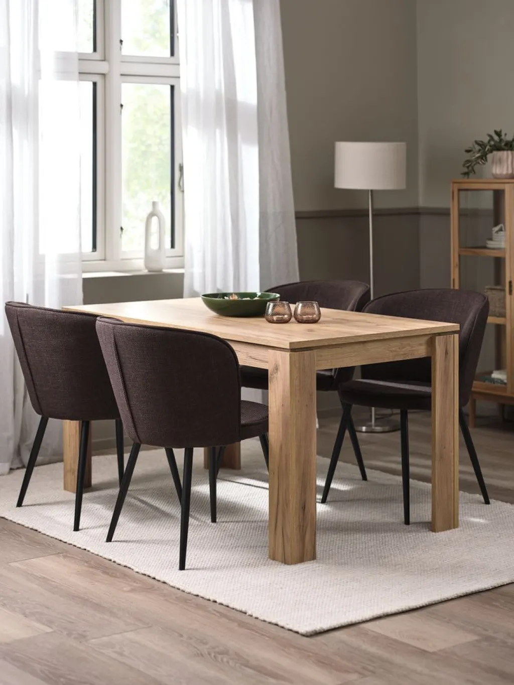Mesas De Comedor|Conjuntos De Comedor>JYSK LINTRUP + RISSKOVMesa LINTRUP L140 roble + 4 sillas RISSKOV marrón oscuro Marrón oscuro+Negro