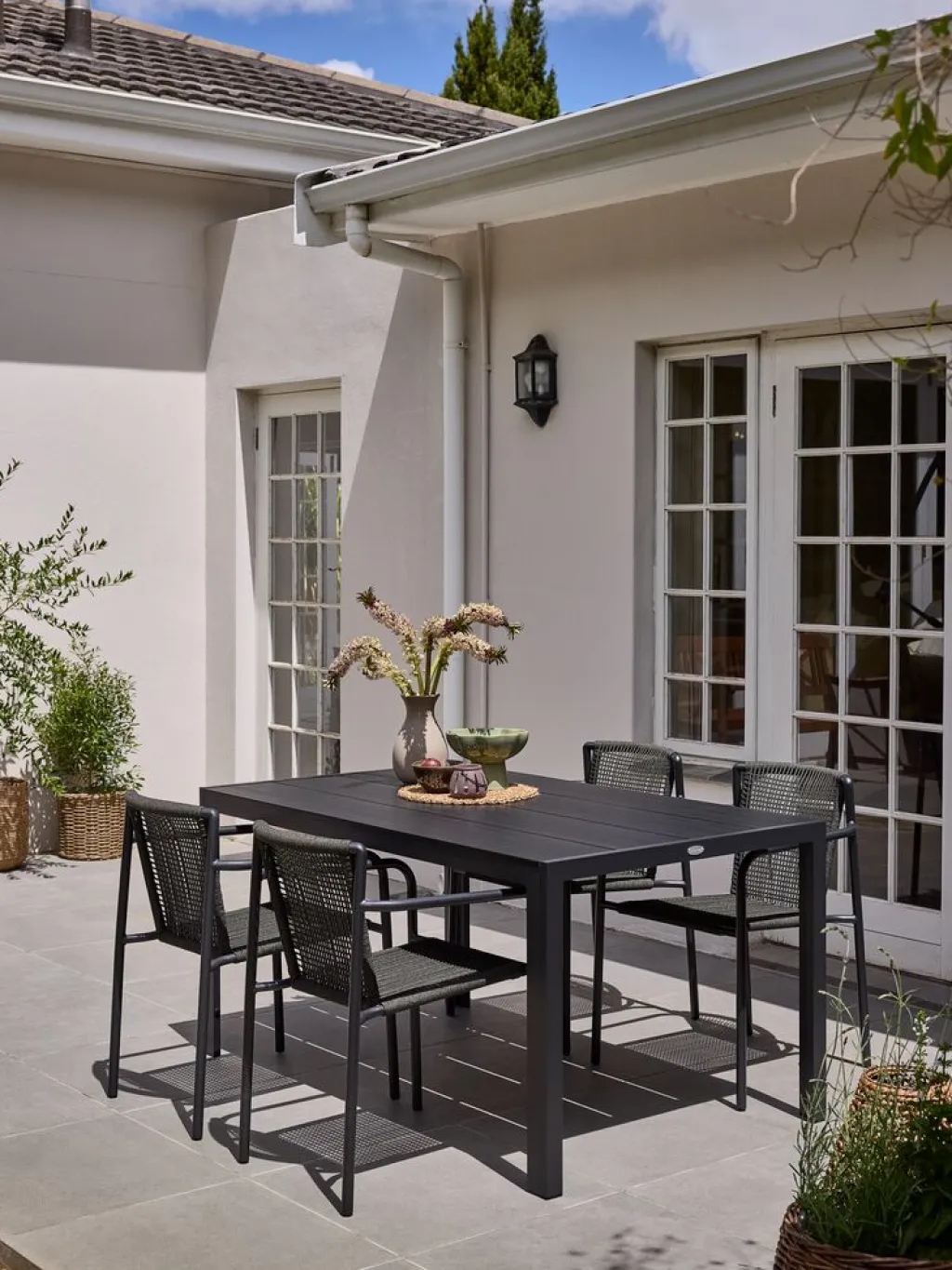 Conjuntos Mesa Y Sillas De Jardín>JYSK MADERUP + KRISTIANSTADMesa MADERUP L150 negro + 4 sillas KRISTIANSTAD verde