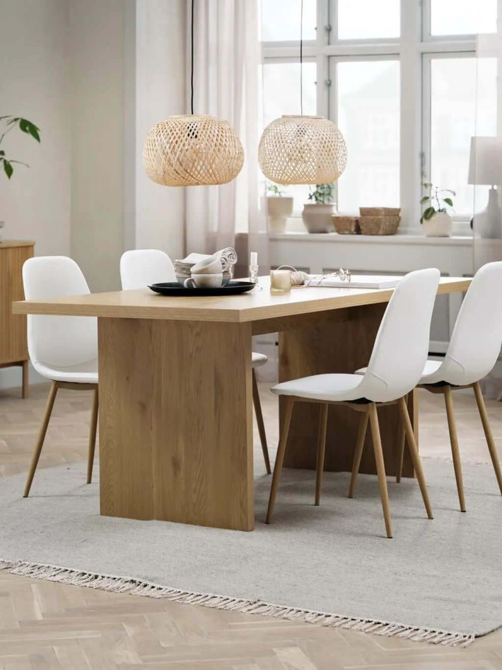 Mesas De Comedor|Conjuntos De Comedor>JYSK MUNKEBY + JONSTRUPMesa MUNKEBY L180 roble cálido + 4 sillas JONSTRUP blanco