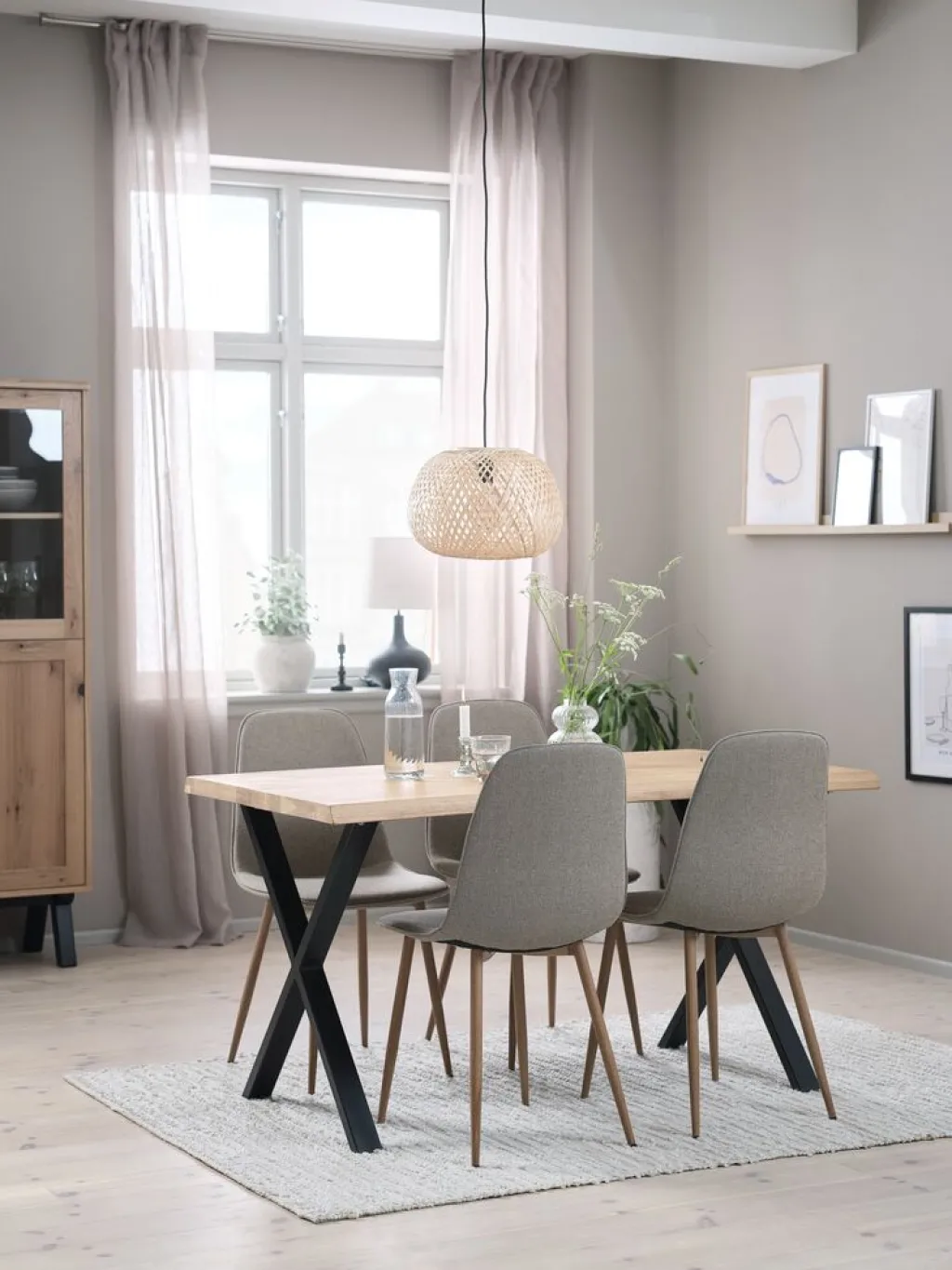 Mesas De Comedor|Conjuntos De Comedor>JYSK ROSLEV + BISTRUPMesa ROSLEV L140 roble natural + 4 sillas BISTRUP arena