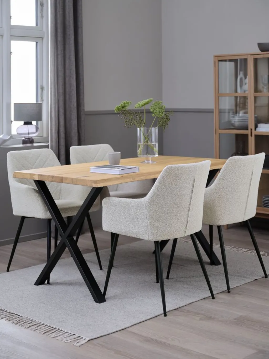 Mesas De Comedor|Conjuntos De Comedor>JYSK ROSLEV + PURHUSMesa ROSLEV L140 roble natural + 4 PURHUS blanco crudo/negro