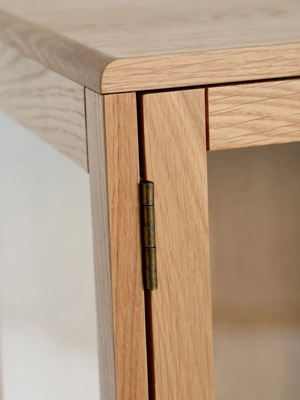 Vitrinas|Vitrinas>Royal Oak VESTERBYVitrina VESTERBY alta 2 puertas Roble natural