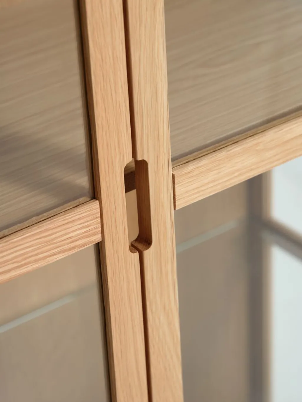 Vitrinas|Vitrinas>Royal Oak VESTERBYVitrina VESTERBY alta 2 puertas Roble natural