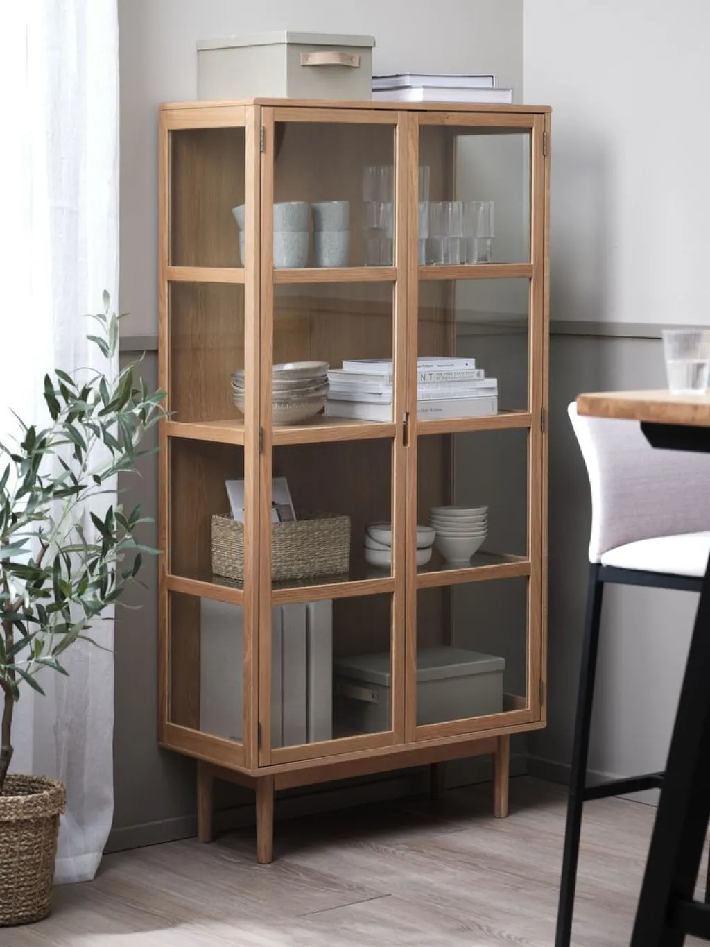 Vitrinas|Vitrinas>Royal Oak VESTERBYVitrina VESTERBY alta 2 puertas Roble natural
